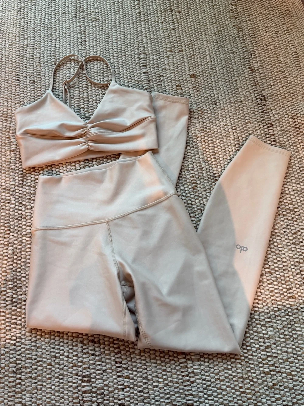 Alo Yoga Airlift Divine Bra & 7/8 Leggings Size XS - Macadamia